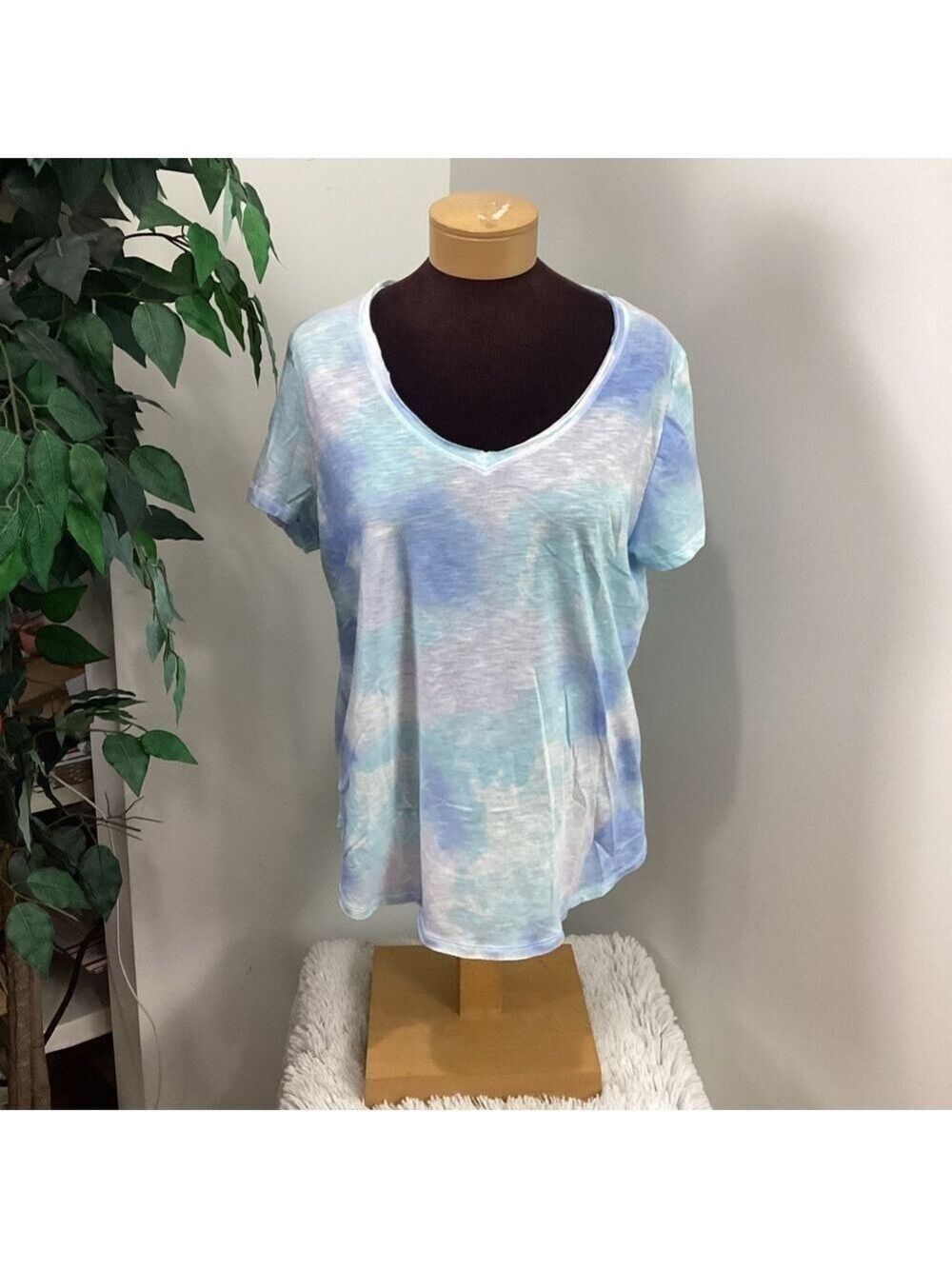 So the perfect tee-short sleeve tee Woman’s size XLarge Multi color tie …